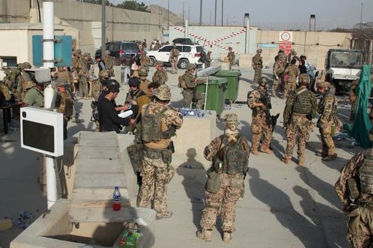 Britische und des US-amerikanische Soldaten bei der Evakuierung von Menschen aus Kabul.