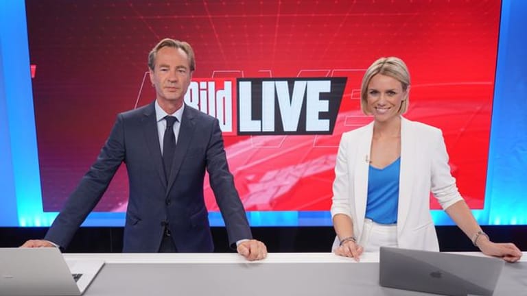 Thomas Kausch und Sandra Kuhn, Moderatoren "Bild Live", stehen im Studio des TV-Senders "Bild". Der neue TV-Sender "Bild" des Medienkonzerns Axel Springer ist nun auf Sendung.