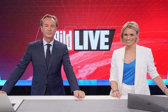 Thomas Kausch und Sandra Kuhn, Moderatoren "Bild Live", stehen im Studio des TV-Senders "Bild". Der neue TV-Sender "Bild" des Medienkonzerns Axel Springer ist nun auf Sendung.