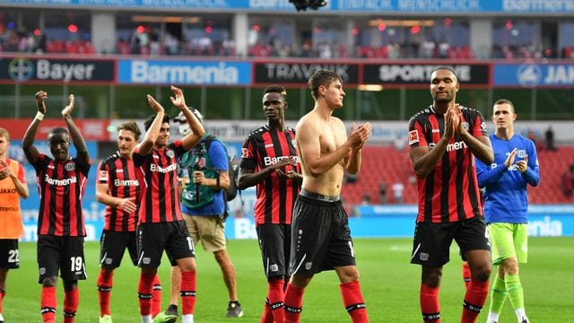 Die Leverkusener Spieler feiern den klaren Sieg gegen Borussia Mönchengladbach. Die Leverkusener Spieler feiern den klaren Sieg gegen Borussia Mönchengladbach.