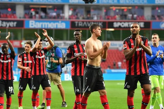 Die Leverkusener Spieler feiern den klaren Sieg gegen Borussia Mönchengladbach.