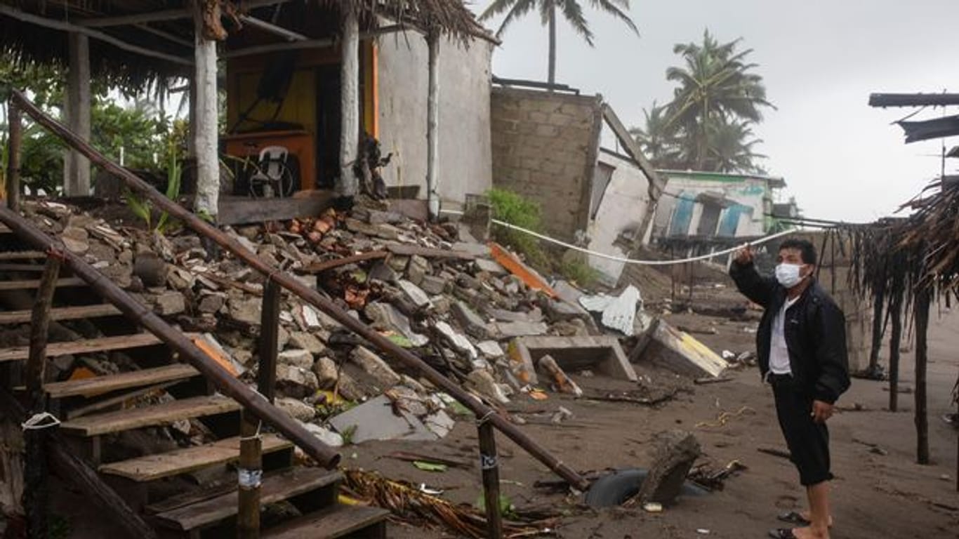 Ein Mann steht vor den Trümmern seines Hauses in Tecolutla an Mexikos Ostküste.