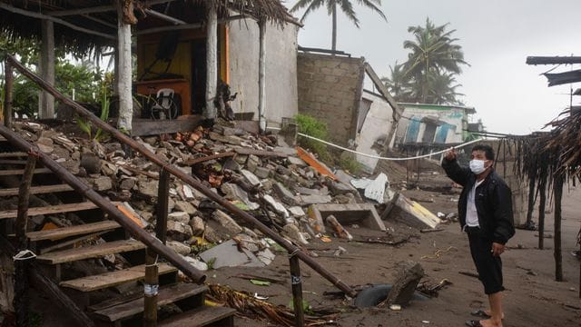 Ein Mann steht vor den Trümmern seines Hauses in Tecolutla an Mexikos Ostküste. Ein Mann steht vor den Trümmern seines Hauses in Tecolutla an Mexikos Ostküste.