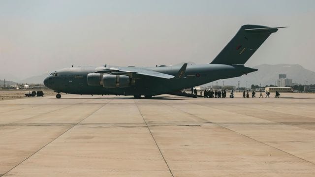 Eine Transportmaschine vom Typ C-17 der US-Luftwaffe auf dem Hamid Karzai International Airport in Kabul. Eine Transportmaschine vom Typ C-17 der US-Luftwaffe auf dem Hamid Karzai International Airport in Kabul.