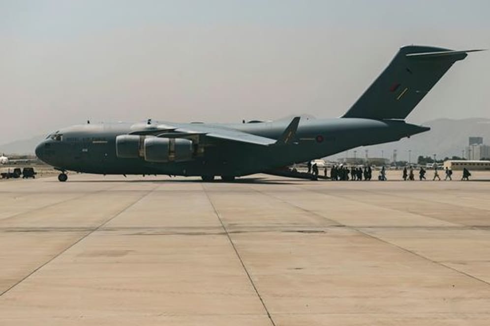 Eine Transportmaschine vom Typ C-17 der US-Luftwaffe auf dem Hamid Karzai International Airport in Kabul.