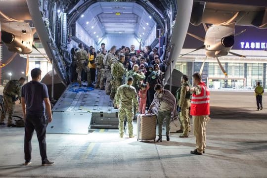 Geflüchtete verlassen in Tasckent einen Airbus A400M der Bundeswehr.