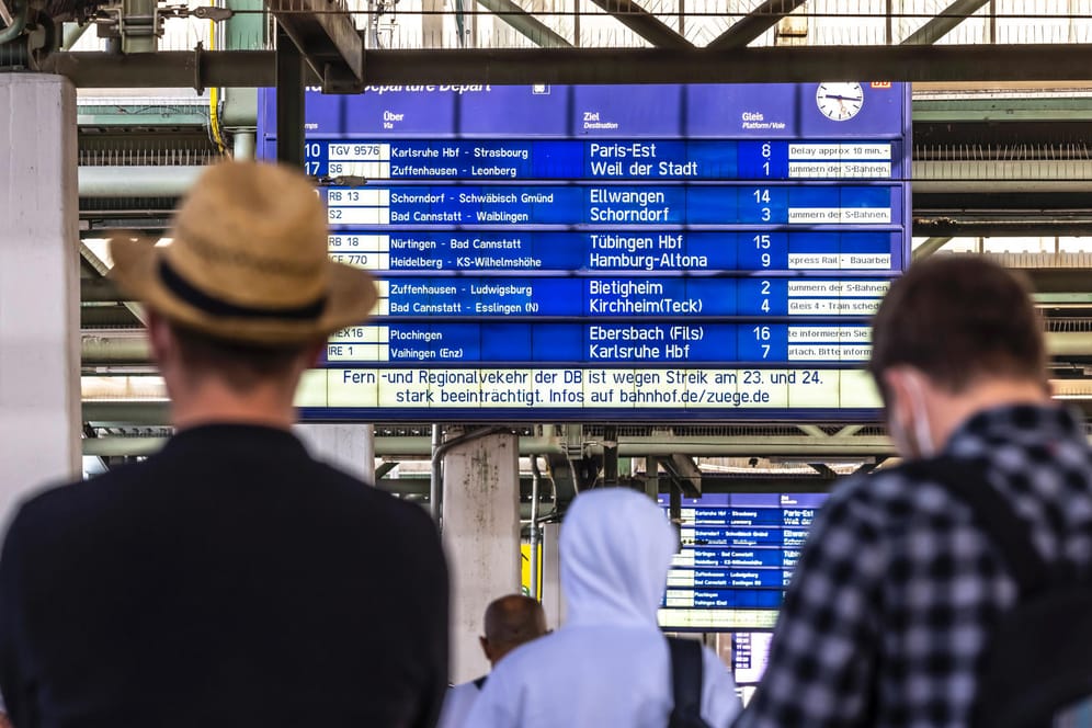 Reisende stehen vor einer Anzeigetafel: Der dritte Streik der GDL stört den Bahnverkehr erneut.