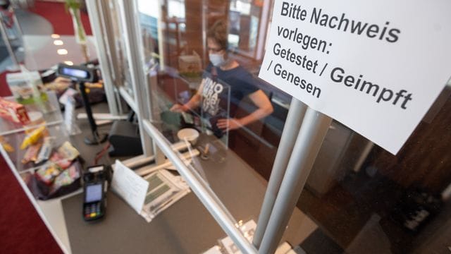 An der Kinokasse: "Bitte Nachweis vorlegen: Getestet, Geimpft, Genesen". An der Kinokasse: "Bitte Nachweis vorlegen: Getestet, Geimpft, Genesen".