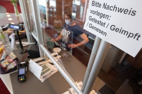 An der Kinokasse: "Bitte Nachweis vorlegen: Getestet, Geimpft, Genesen".