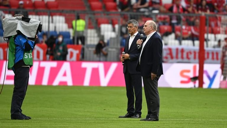 Bayerns Ehrenpräsident Uli Hoeneß (r) hält vor dem Spiel gegen Köln eine Rede.