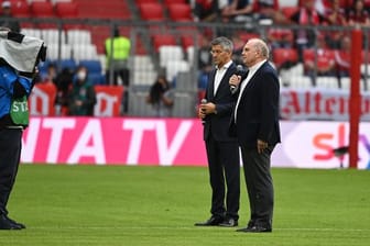 Bayerns Ehrenpräsident Uli Hoeneß (r) hält vor dem Spiel gegen Köln eine Rede.