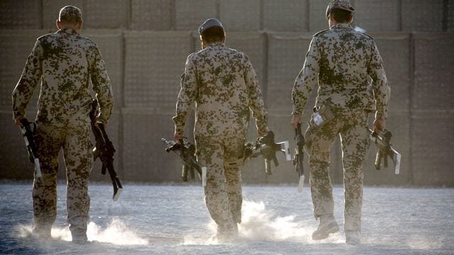 Bundeswehrsoldaten tragen Waffen zum Depot im Feldlager nahe Kundus (Archivbild).