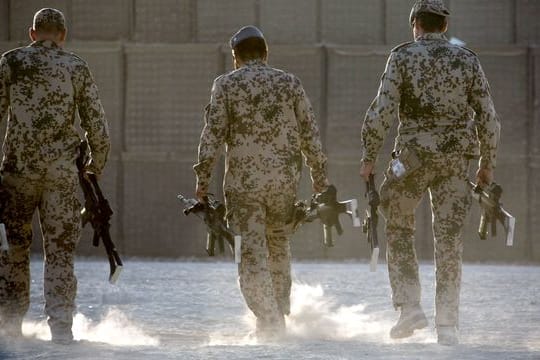 Bundeswehrsoldaten tragen Waffen zum Depot im Feldlager nahe Kundus (Archivbild).