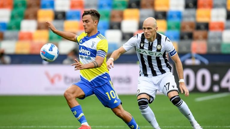 Juves Paulo Dybala (l) im Zweikampf mit Bram Nuytinck von Udinese.
