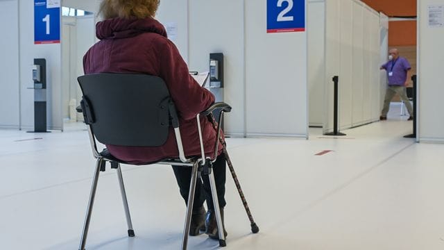 Eine Frau wartet im Impfzentrum Eberswalde auf ihre Schutzimpfung gegen Covid-19. Eine Frau wartet im Impfzentrum Eberswalde auf ihre Schutzimpfung gegen Covid-19.