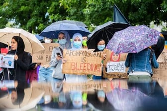 Eine Demonstration für die Aufnahme von Menschen aus Afghanistan vor dem Bundeskanzleramt in Bilder.