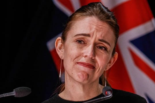 Neuseelands Premierministerin Ardern während einer Pressekonferenz zur Corona-Lage.