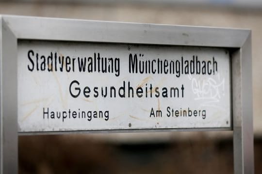Der Eingangsbereich des Gesundheitsamtes in Mönchengladbach.