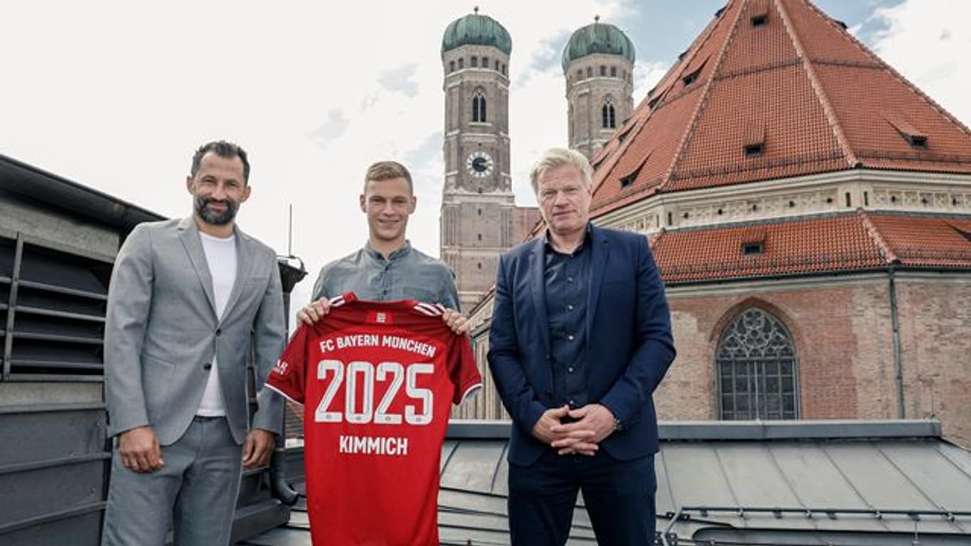 Bayern-Vorstandschef Oliver Kahn (r), und Sportvorstand Hasan Salihamidzic (l) präsentieren die Vertragsverlängerung mit Joshua Kimmich.