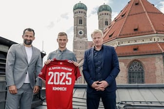 Bayern-Vorstandschef Oliver Kahn (r), und Sportvorstand Hasan Salihamidzic (l) präsentieren die Vertragsverlängerung mit Joshua Kimmich.