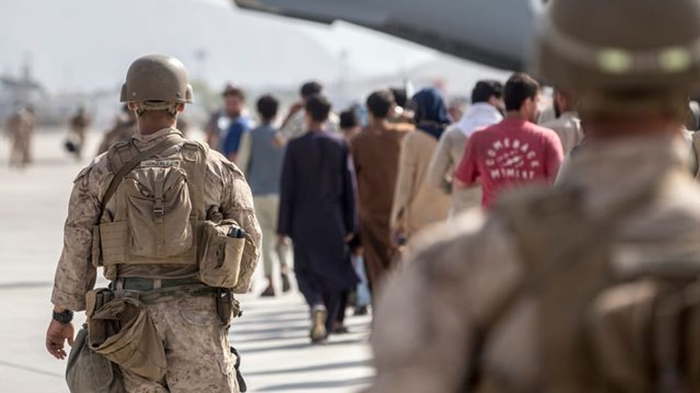 US-Marines begleiten in Kabul Familien zu einem Evakuierungsflug.