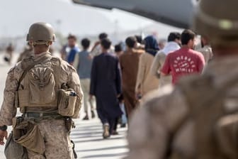 US-Marines begleiten in Kabul Familien zu einem Evakuierungsflug.