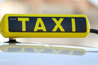 In einem Taxi in Mönchengladbach ist es wegen zwei Knoblauchpizzen zu einem handfesten Streit gekommen.