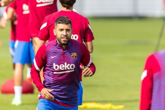 Auch Jordi Alba wird beim FC Barcelona Gehaltseinbußen hinnehmen.