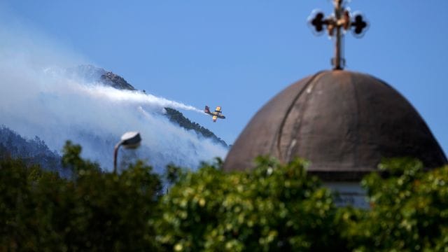 Nordwestlich von Athen kämpfte die Feuerwehr erneut gegen einen Brand.