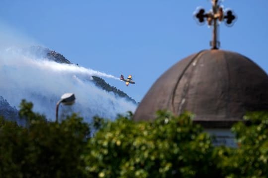 Nordwestlich von Athen kämpfte die Feuerwehr erneut gegen einen Brand.