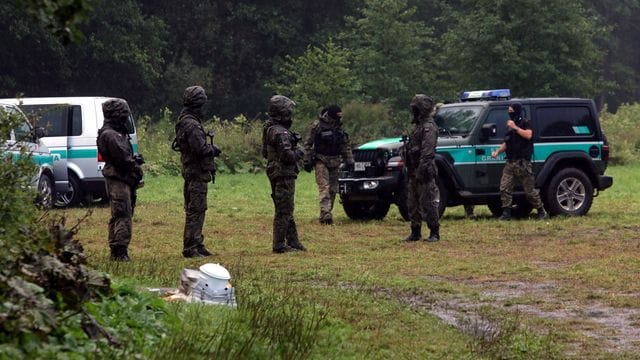 Polnische Grenzschutzbeamte in der Nähe des Dorfes Usnarz Gorny im Grenzgebiet zu Belarus. Polnische Grenzschutzbeamte in der Nähe des Dorfes Usnarz Gorny im Grenzgebiet zu Belarus.