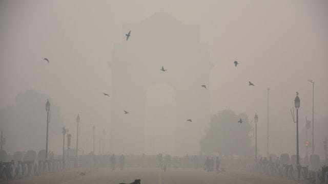 Das India Gate in Neu Delhi ist wegen der starken Luftverschmutzung kaum zu sehen.