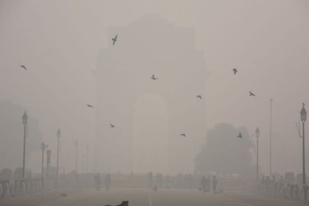 Das India Gate in Neu Delhi ist wegen der starken Luftverschmutzung kaum zu sehen.