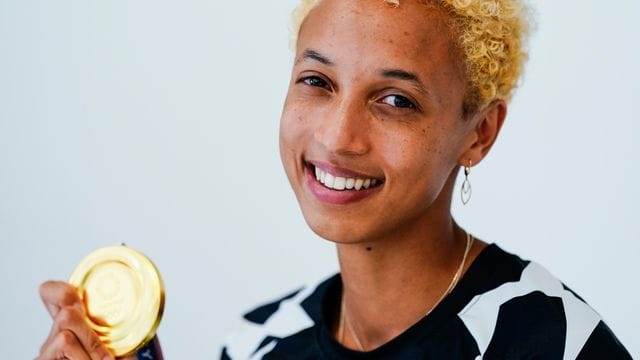 Weitsprung-Olympiasiegerin Malaika Mihambo schaute auf dem Sportplatz in Oftersheim vorbei und präsentierte ihrer Goldmedaille.