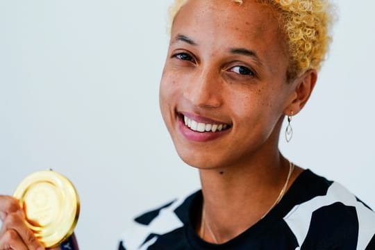 Weitsprung-Olympiasiegerin Malaika Mihambo schaute auf dem Sportplatz in Oftersheim vorbei und präsentierte ihrer Goldmedaille.