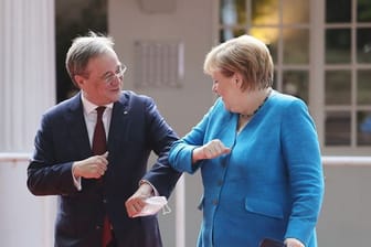 Armin Laschet und Angela Merkel begrüßen sich beim Festakt zum NRW-Landesgeburtstag.