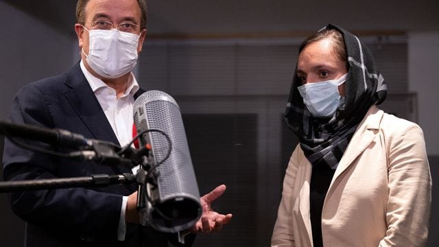 Die afghanische Frauenrechtlerin Zarifa Ghafari (r) traf am Abend NRW-Ministerpräsident Armin Laschet. Die afghanische Frauenrechtlerin Zarifa Ghafari (r) traf am Abend NRW-Ministerpräsident Armin Laschet.