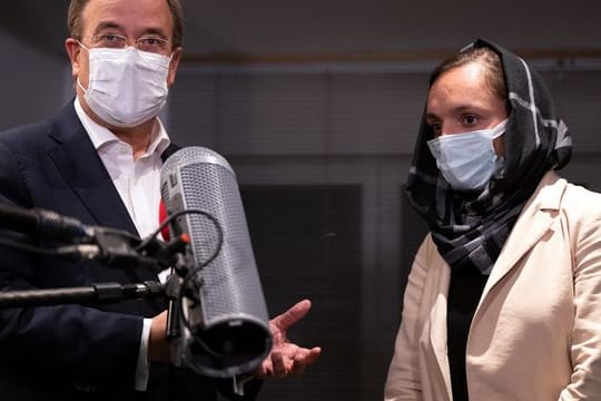 Die afghanische Frauenrechtlerin Zarifa Ghafari (r) traf am Abend NRW-Ministerpräsident Armin Laschet.