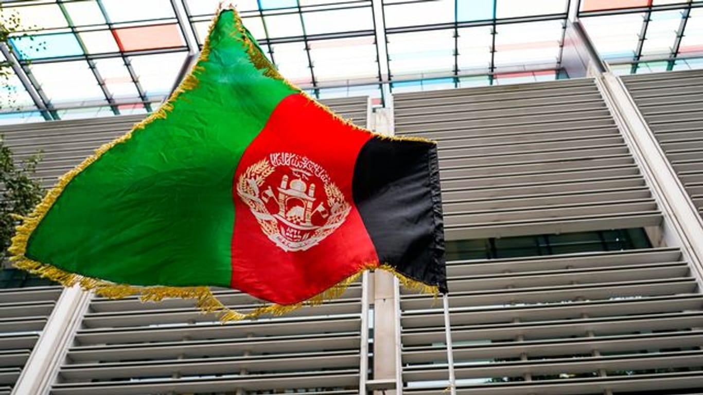 Eine afghanische Flagge weht vor dem Innenministerium der britischen Regierung in London.