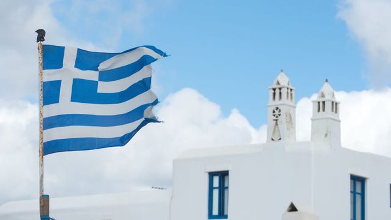Die griechische Fahne weht auf der Insel Mykonos.