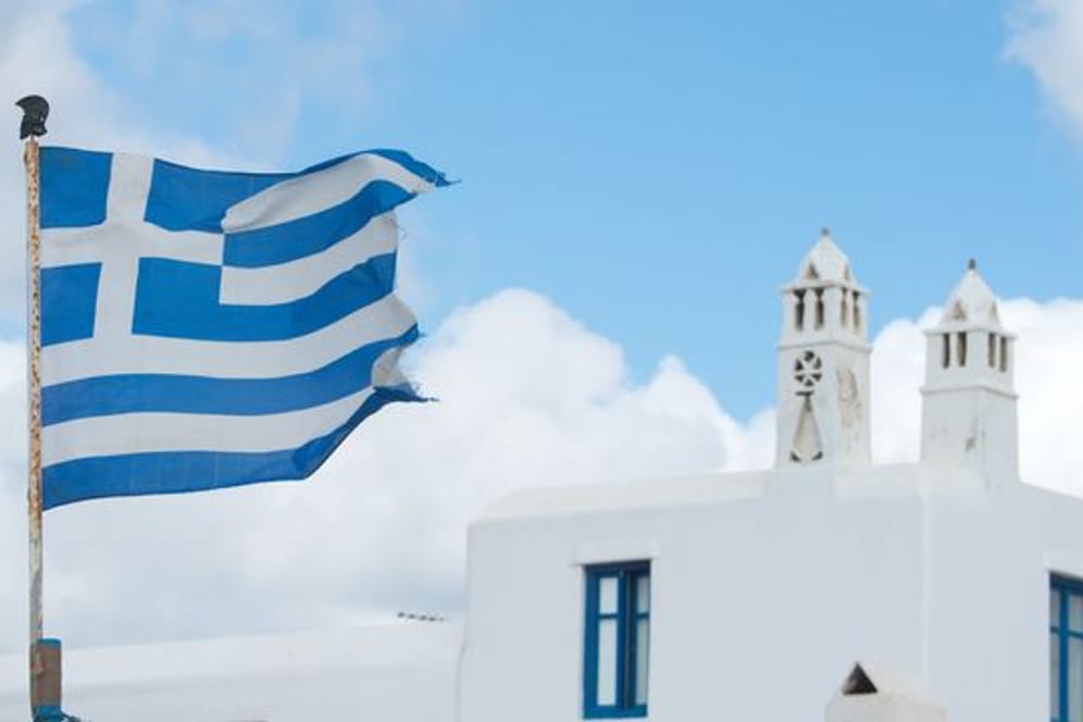 Die griechische Fahne weht auf der Insel Mykonos.