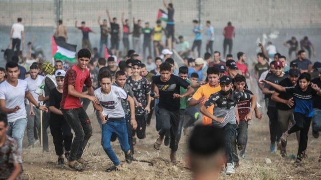 Palästinensische Demonstranten stoßen mit israelischen Sicherheitskräften zusammen. Palästinensische Demonstranten stoßen mit israelischen Sicherheitskräften zusammen.