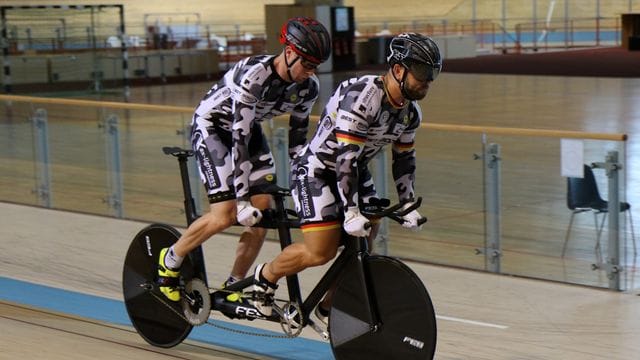 Robert Förstemann (r) und sein Partner Kai Kruse beim Training.