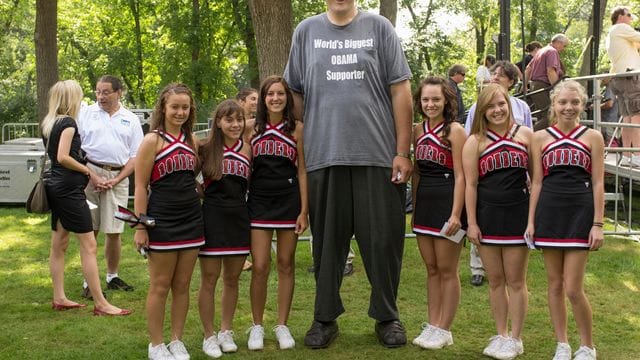 Igor Vovkovinskiy im Jahr 2011 als Wahlkampfhelfer von Barack Obama mit Cheerleadern in Cannon Falls im US-Bundestaat Minnesota. Igor Vovkovinskiy im Jahr 2011 als Wahlkampfhelfer von Barack Obama mit Cheerleadern in Cannon Falls im US-Bundestaat Minnesota.