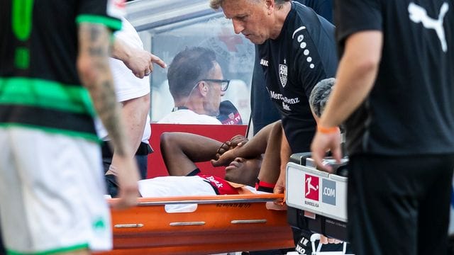 Stuttgarts Mohamed Sankoh hat sich schwer am Knie verletzt.