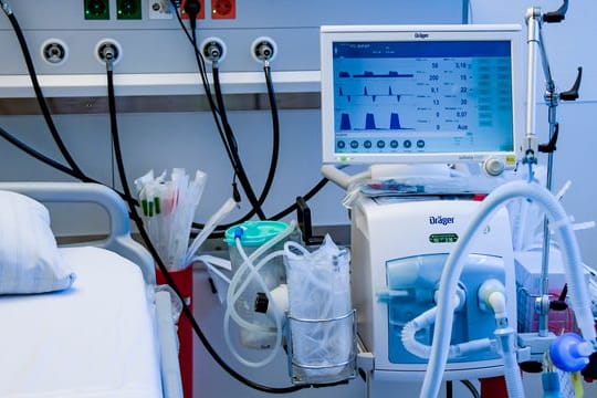 Ein Behandlungszimmer für Covid-Patienten im Universitätsklinikum Hamburg-Eppendorf.