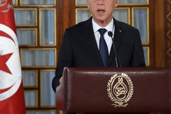 Tunesiens Präsident Kais Saied hält im Palast der Republik eine Rede.