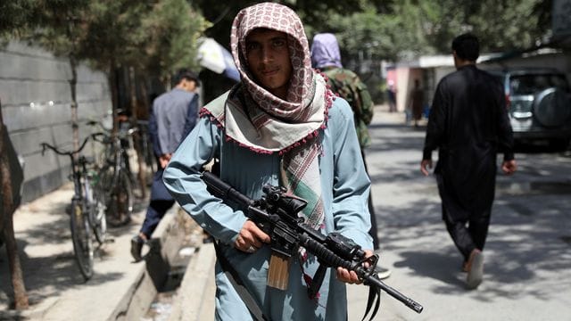 Ein Taliban-Kämpfer an einem Kontrollpunkt in Kabul.