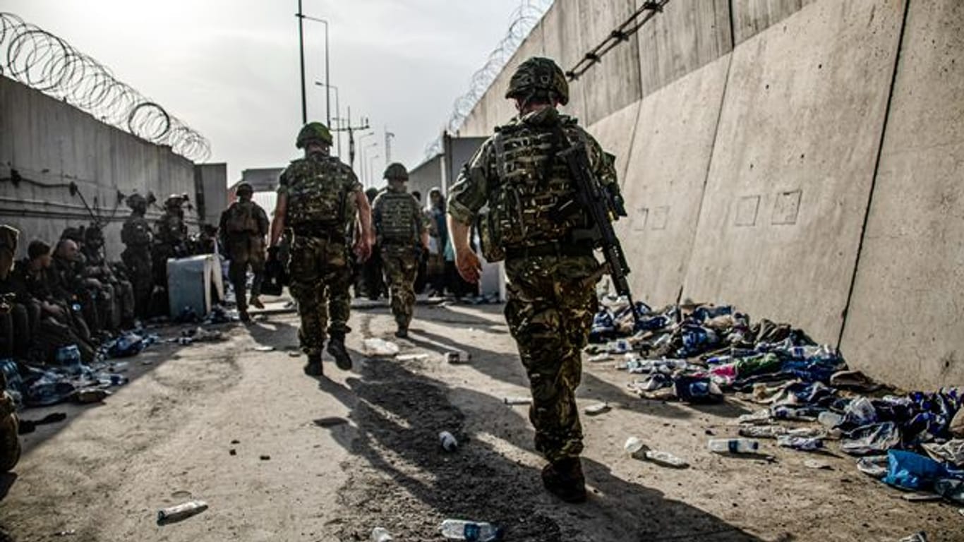 Britische Soldaten bei einer Patrouille am Flughafen von Kabul.