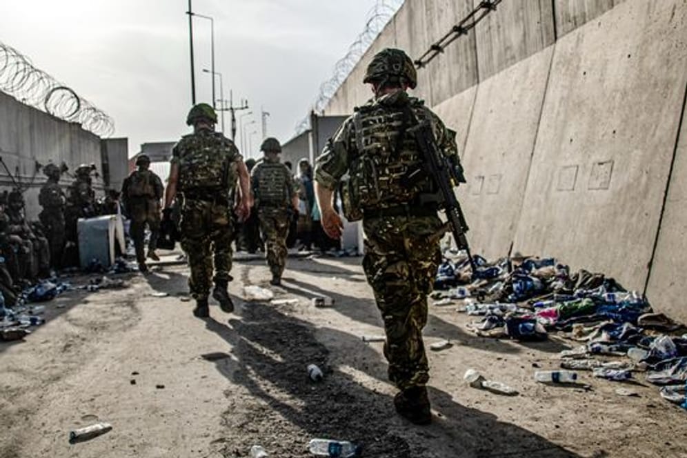 Britische Soldaten bei einer Patrouille am Flughafen von Kabul.